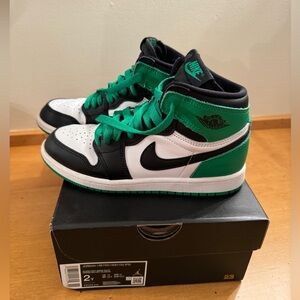 Jordan 1 Retro High OG black/lucky green size 2Y